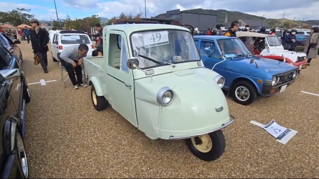 A Daihatsu Midget which Hazu explains was an iconic car from Sanchome No Yuhi, a movie from her mom's generation.