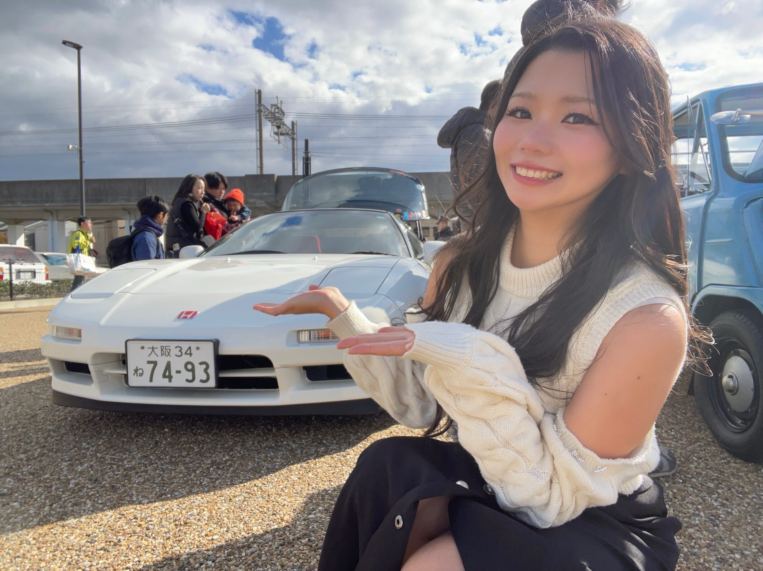 Hazu showing a white Honda NSX at a classic car festival in Osaka.