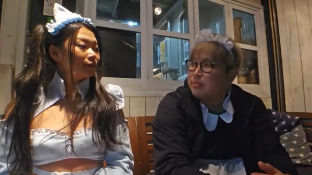 Hazu and Hyubsama in maid costumes having a nice chat